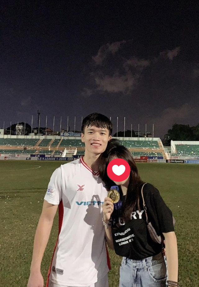 Team qua đường tóm dính tiền vệ Hoàng Đức hẹn hò với cô gái lạ, dân mạng tìm ra danh tính mẹ đơn thân- Ảnh 3.