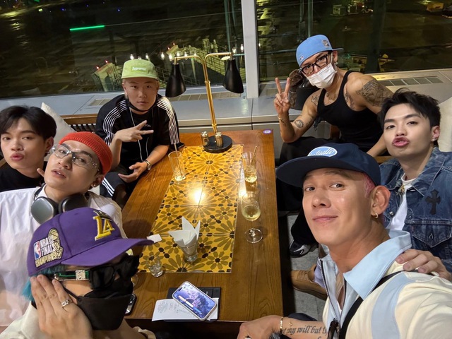 Card "bo góc" Anh Trai Say Hi ở Mỹ lên tới trăm triệu đồng, HIEUTHUHAI còn không đắt bằng nam ca sĩ này- Ảnh 2. Card "bo góc" Anh Trai Say Hi ở Mỹ lên tới trăm triệu đồng, HIEUTHUHAI còn không đắt bằng nam ca sĩ này- Ảnh 2.