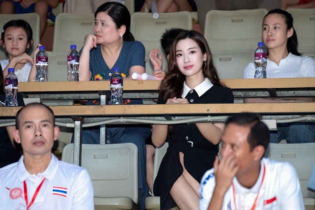 Đỗ Mỹ Linh khoe visual mẹ một con sáng bừng sân Hàng Đẫy, dâu hào môn nhà bầu Hiển cứ lộ diện là chiếm "spotlight"- Ảnh 2.