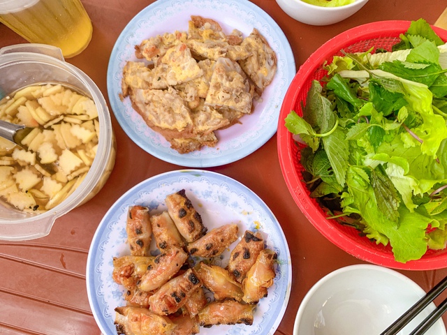 Du lịch Sầm Sơn, thử đặc sản bánh khoái và chả tôm ngay trong sân nhà người bản địa- Ảnh 1. Du lịch Sầm Sơn, thử đặc sản bánh khoái và chả tôm ngay trong sân nhà người bản địa- Ảnh 1.