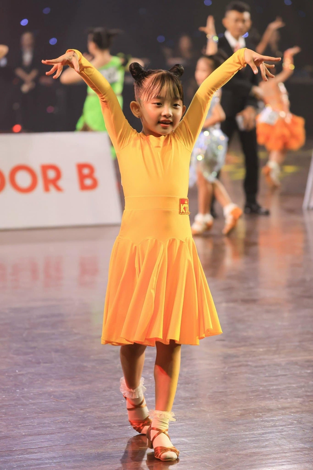 Con gái Khánh Thi và Phan Hiển 7 tuổi trổ nét xinh yêu như công chúa, vừa xuất sắc giành HCV dancesport- Ảnh 3.