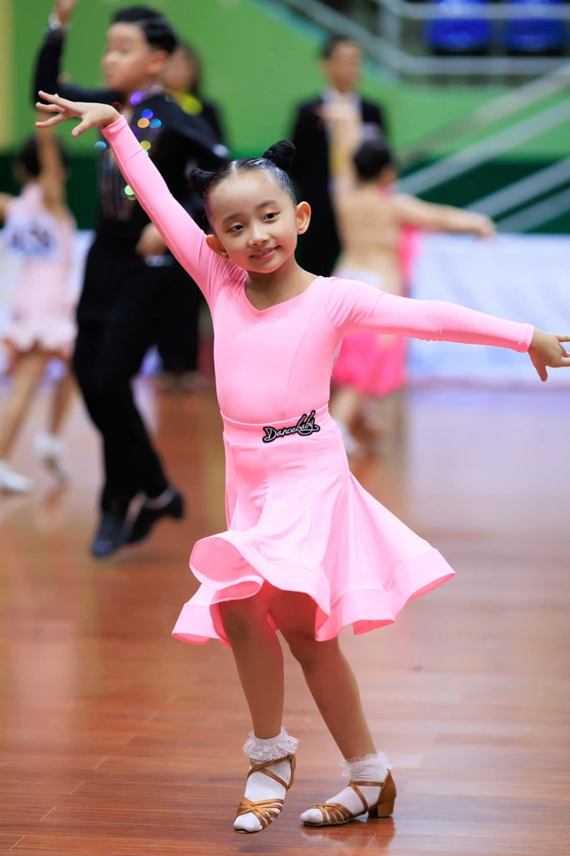 Con gái Khánh Thi và Phan Hiển 7 tuổi trổ nét xinh yêu như công chúa, vừa xuất sắc giành HCV dancesport- Ảnh 2.