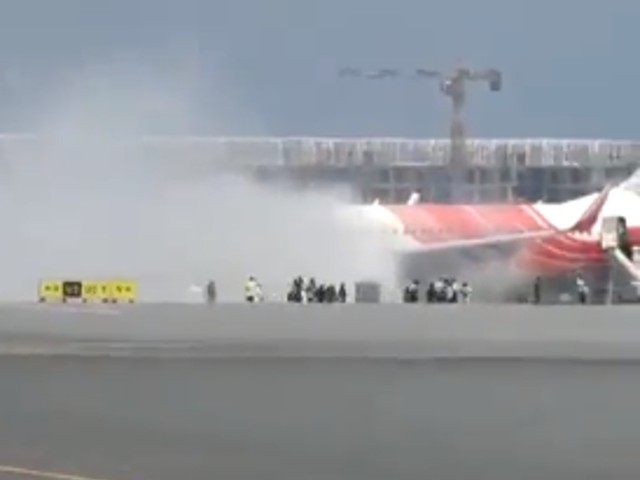 Máy bay Air India chở 170 người bốc cháy sau khi hạ cánh- Ảnh 1.