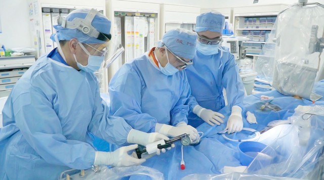 Lần đầu tiên công nghệ phá vôi lòng mạch bằng sóng xung siêu âm được ứng dụng tại Việt Nam- Ảnh 1.