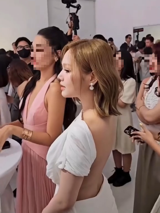 Khoảnh khắc khoe lưng trần gây chú ý của Xoài Non, netizen "sốc visual" trước màn "F5" ngoại hình- Ảnh 1.