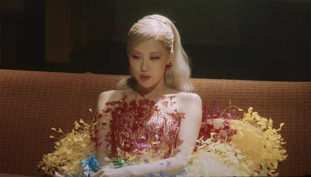 2 MV đưa sự nghiệp Rosé (BLACKPINK) bùng nổ toàn cầu đều có dấu ấn của NTK Công Trí- Ảnh 6.