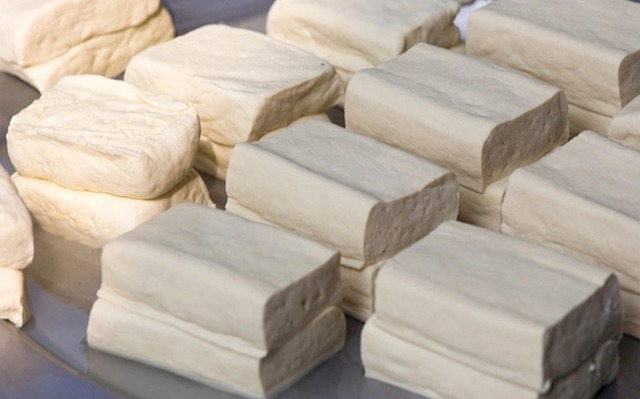 Đi chợ thấy đậu phụ có 4 dấu hiệu như này thì DỪNG MUA luôn, người bán gạ gẫm mấy cũng quay đầu- Ảnh 1.