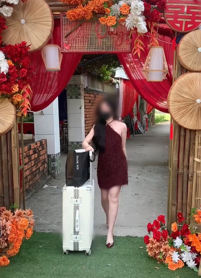 Diện váy ngắn, đầm hở lưng, thợ make-up gây xôn xao, bị cho là cố tình "tranh spotlight"- Ảnh 3.