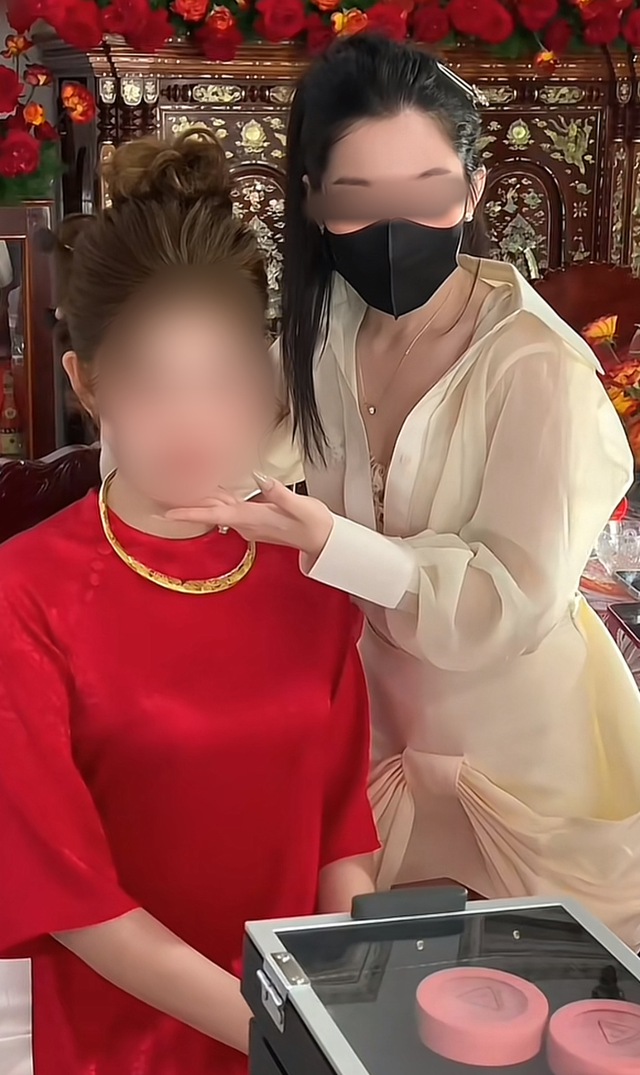 Diện váy ngắn, đầm hở lưng, thợ make-up gây xôn xao, bị cho là cố tình "tranh spotlight"- Ảnh 6.