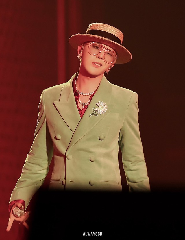 Hành động kì lạ của G-Dragon- Ảnh 1.