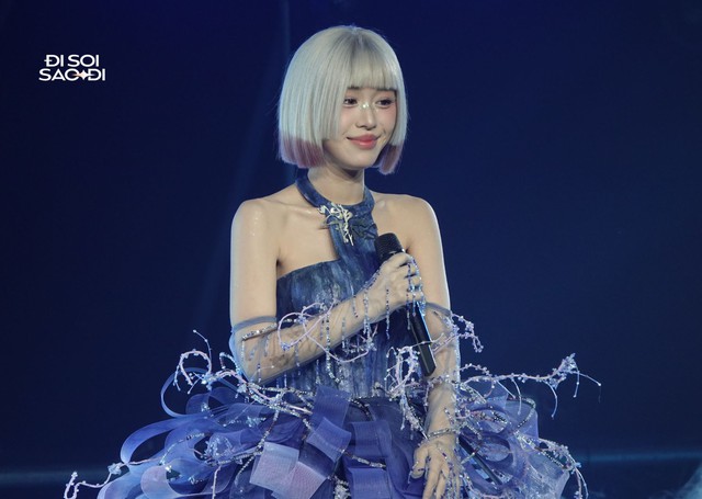 Em Xinh người Hàn bán 5 album có chữ ký, “nụ hôn” đặc biệt với giá 40 triệu đồng- Ảnh 1.