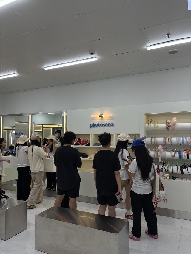 CLIP: Đông nghịt học sinh cấp 2, cấp 3 kéo đến tiệm photobooth sau giờ học: “Người không chụp, không hiểu được đâu”- Ảnh 3. CLIP: Đông nghịt học sinh cấp 2, cấp 3 kéo đến tiệm photobooth sau giờ học: “Người không chụp, không hiểu được đâu”- Ảnh 3.
