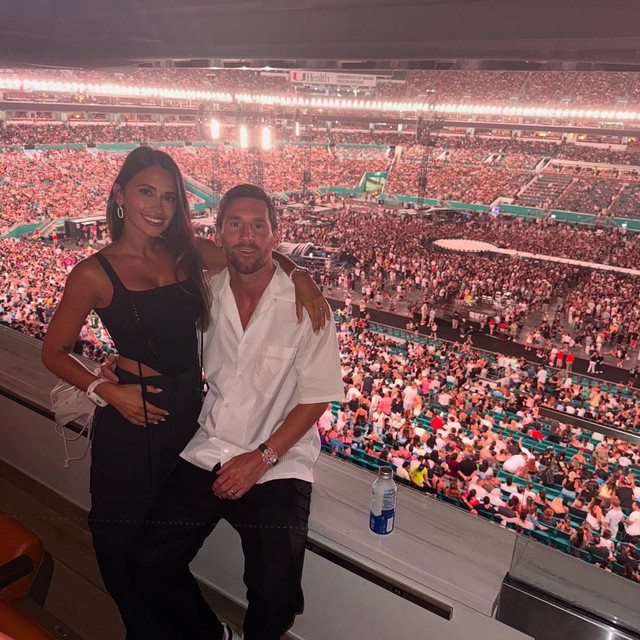 Viral nhất hôm nay: Vợ chồng Messi "lên sóng" Kiss Cam ở concert Coldplay, đẹp đôi, đàng hoàng chẳng cần trốn chạy như ai kia!- Ảnh 3.