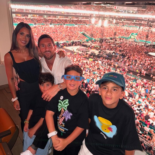 Viral nhất hôm nay: Vợ chồng Messi "lên sóng" Kiss Cam ở concert Coldplay, đẹp đôi, đàng hoàng chẳng cần trốn chạy như ai kia!- Ảnh 2.