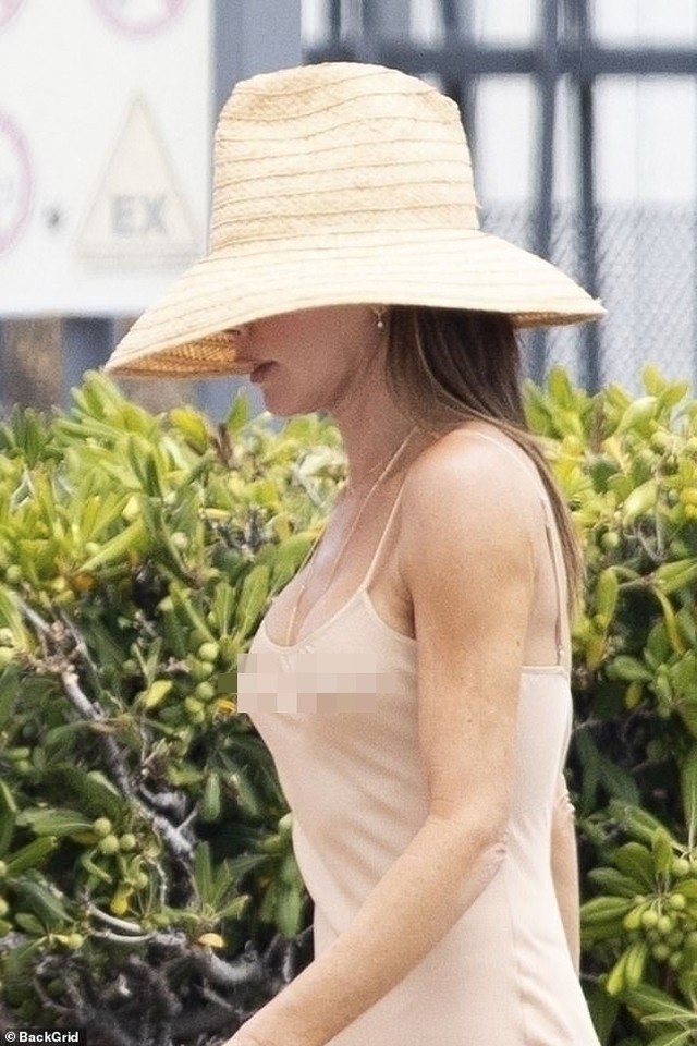 Tranh cãi: David Beckham thân mật quá mức với con gái Harper 14 tuổi, Victoria mặc váy bó không nội y trước mặt các con?- Ảnh 5.