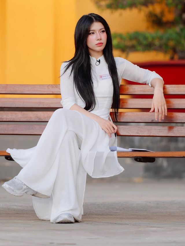 Đoạn clip 30s “gồng cứng người” khiến Em Xinh LyHan tiếp tục hứng "bão gạch đá" từ netizen- Ảnh 4.