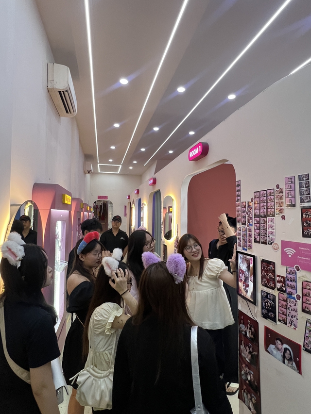 CLIP: Đông nghịt học sinh cấp 2, cấp 3 kéo đến tiệm photobooth sau giờ học: “Người không chụp, không hiểu được đâu”- Ảnh 2. CLIP: Đông nghịt học sinh cấp 2, cấp 3 kéo đến tiệm photobooth sau giờ học: “Người không chụp, không hiểu được đâu”- Ảnh 2.