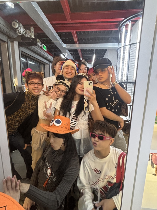 CLIP: Đông nghịt học sinh cấp 2, cấp 3 kéo đến tiệm photobooth sau giờ học: “Người không chụp, không hiểu được đâu”- Ảnh 1. CLIP: Đông nghịt học sinh cấp 2, cấp 3 kéo đến tiệm photobooth sau giờ học: “Người không chụp, không hiểu được đâu”- Ảnh 1.