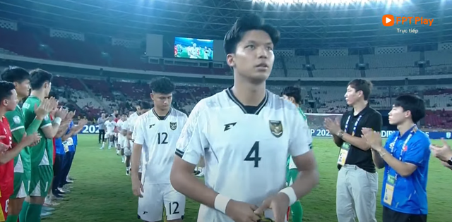 Ảnh nét căng: U23 Việt Nam vui sướng nâng cúp vô địch  dưới trời pháo giấy, 1 cầu thủ rước cúp như Messi- Ảnh 13.