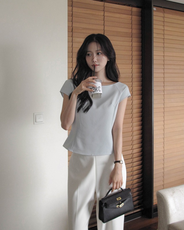 Mặc gì đi làm ngày nắng nóng đỉnh điểm: 10 công thức mát lịm mà vẫn chuẩn thanh lịch- Ảnh 10.