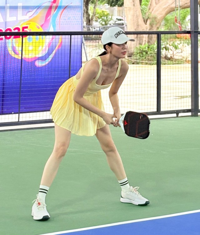 Ngọc Trinh khoe dáng nuột nà “đốt mắt” trên sân pickleball, outfit hở bạo lại gây tranh cãi dữ dội- Ảnh 1. Ngọc Trinh khoe dáng nuột nà “đốt mắt” trên sân pickleball, outfit hở bạo lại gây tranh cãi dữ dội- Ảnh 1.