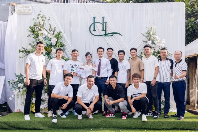 Hé lộ ảnh cưới của "nam thần" U23 Việt Nam và hotgirl NEU, nàng WAG vừa xinh học vấn lại càng đáng nể- Ảnh 11.