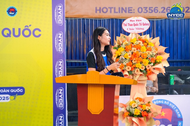 Hạt Dẻ nhà MC Quyền Linh chiếm "spotlight" trên sân bóng rổ, visual sáng bừng, chỉ một hành động biết tự tin cỡ nào- Ảnh 1.
