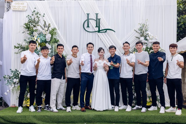 Hé lộ ảnh cưới của "nam thần" U23 Việt Nam và hotgirl NEU, nàng WAG vừa xinh học vấn lại càng đáng nể- Ảnh 8.