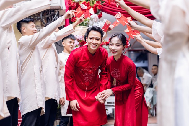 Hé lộ ảnh cưới của "nam thần" U23 Việt Nam và hotgirl NEU, nàng WAG vừa xinh học vấn lại càng đáng nể- Ảnh 2.