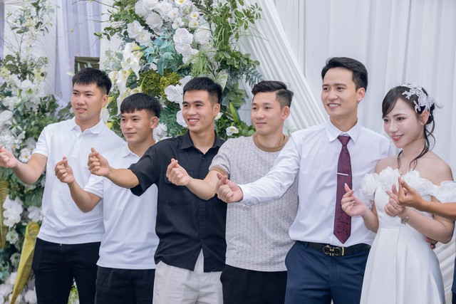 Hé lộ ảnh cưới của "nam thần" U23 Việt Nam và hotgirl NEU, nàng WAG vừa xinh học vấn lại càng đáng nể- Ảnh 7.