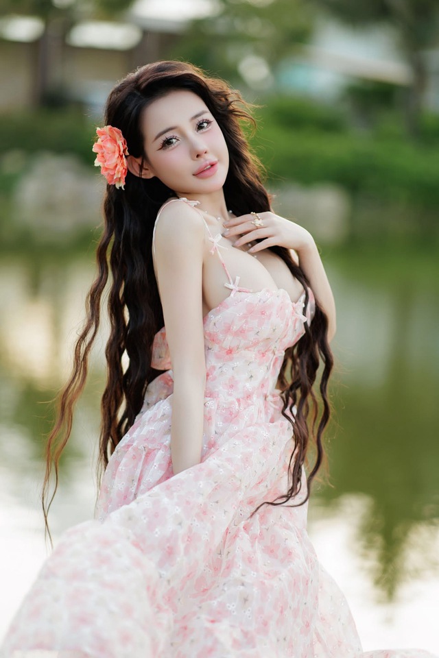 Ngân 98 biến thành búp bê xuống phố, khéo léo né fan nam sau những sự cố bị động chạm nhạy cảm- Ảnh 19. Ngân 98 biến thành búp bê xuống phố, khéo léo né fan nam sau những sự cố bị động chạm nhạy cảm- Ảnh 19.