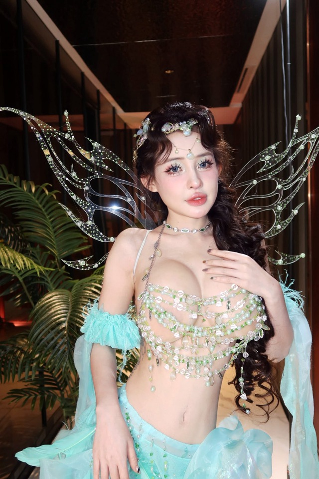 Ngân 98 biến thành búp bê xuống phố, khéo léo né fan nam sau những sự cố bị động chạm nhạy cảm- Ảnh 14. Ngân 98 biến thành búp bê xuống phố, khéo léo né fan nam sau những sự cố bị động chạm nhạy cảm- Ảnh 14.