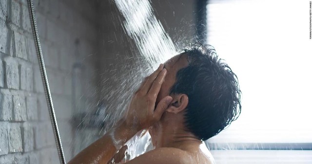 Trời nắng nóng gay gắt, đừng mắc phải 3 sai lầm này kẻo có thể đột tử bất kỳ lúc nào- Ảnh 2.