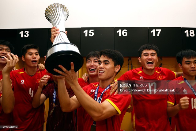 Ảnh nét căng: U23 Việt Nam vui sướng nâng cúp vô địch  dưới trời pháo giấy, 1 cầu thủ rước cúp như Messi- Ảnh 12.