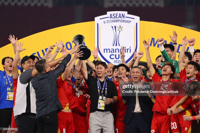 Ảnh nét căng: U23 Việt Nam vui sướng nâng cúp vô địch  dưới trời pháo giấy, 1 cầu thủ rước cúp như Messi- Ảnh 1.
