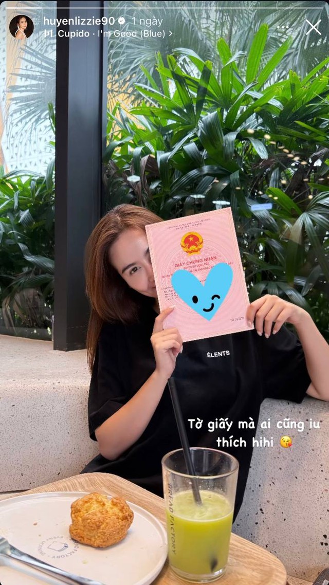 Hot girl xinh đẹp khoe số dư khủng, sổ đỏ cả sấp, cư dân mạng nhiệt tình "xin vía"- Ảnh 1.