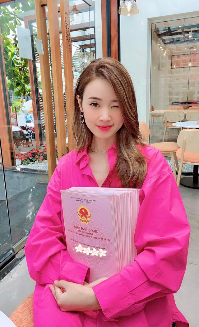 Hot girl xinh đẹp khoe số dư khủng, sổ đỏ cả sấp, cư dân mạng nhiệt tình "xin vía"- Ảnh 2.