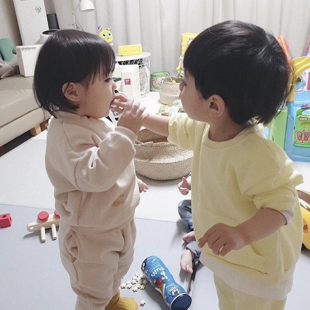 “Sinh ít nhất 2 con để sau này có anh em nương tựa” chia sẻ gây tranh luận khiến nhiều bậc phụ huynh suy ngẫm- Ảnh 1. “Sinh ít nhất 2 con để sau này có anh em nương tựa” chia sẻ gây tranh luận khiến nhiều bậc phụ huynh suy ngẫm- Ảnh 1.