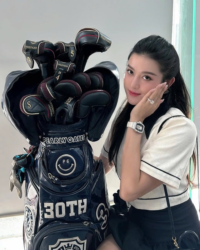 Á hậu Huyền My tuổi 30: Sở hữu biệt thự, xe sang, dát đồ hiệu từ đầu đến chân- Ảnh 10.