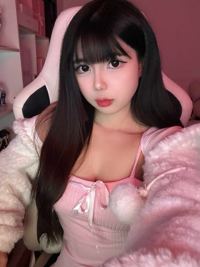 Chỉ 1 hành động, nữ streamer xinh đẹp khiến vô số anh em game thủ ngưỡng mộ- Ảnh 4. Chỉ 1 hành động, nữ streamer xinh đẹp khiến vô số anh em game thủ ngưỡng mộ- Ảnh 4.