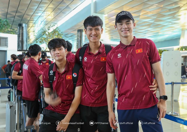 U23 Việt Nam ôm cúp vô địch Đông Nam Á về nước trong hào quang rực rỡ, dàn hotboy sáng bừng cả sân bay- Ảnh 5.