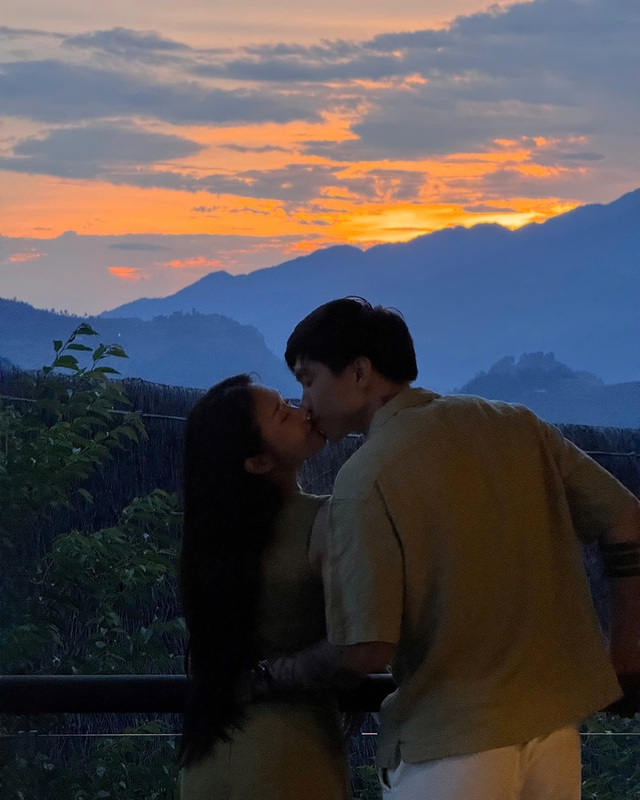 Đoàn Văn Hậu tung loạt ảnh thân mật bên vợ, sắc vóc Top 10 Hoa hậu Doãn Hải My chiếm trọn spotlight- Ảnh 3. Đoàn Văn Hậu tung loạt ảnh thân mật bên vợ, sắc vóc Top 10 Hoa hậu Doãn Hải My chiếm trọn spotlight- Ảnh 3.