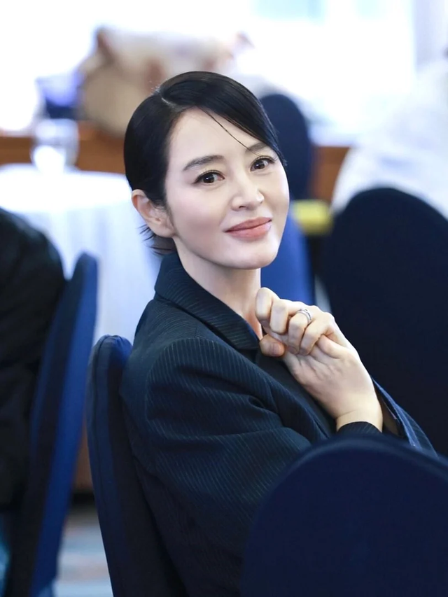 Kim Hye Soo U60 mà body vẫn đỉnh khi diện quần ngắn khoe chân thon dài: Bí quyết giữ dáng gây sốt mạng xã hội!- Ảnh 1. Kim Hye Soo U60 mà body vẫn đỉnh khi diện quần ngắn khoe chân thon dài: Bí quyết giữ dáng gây sốt mạng xã hội!- Ảnh 1.