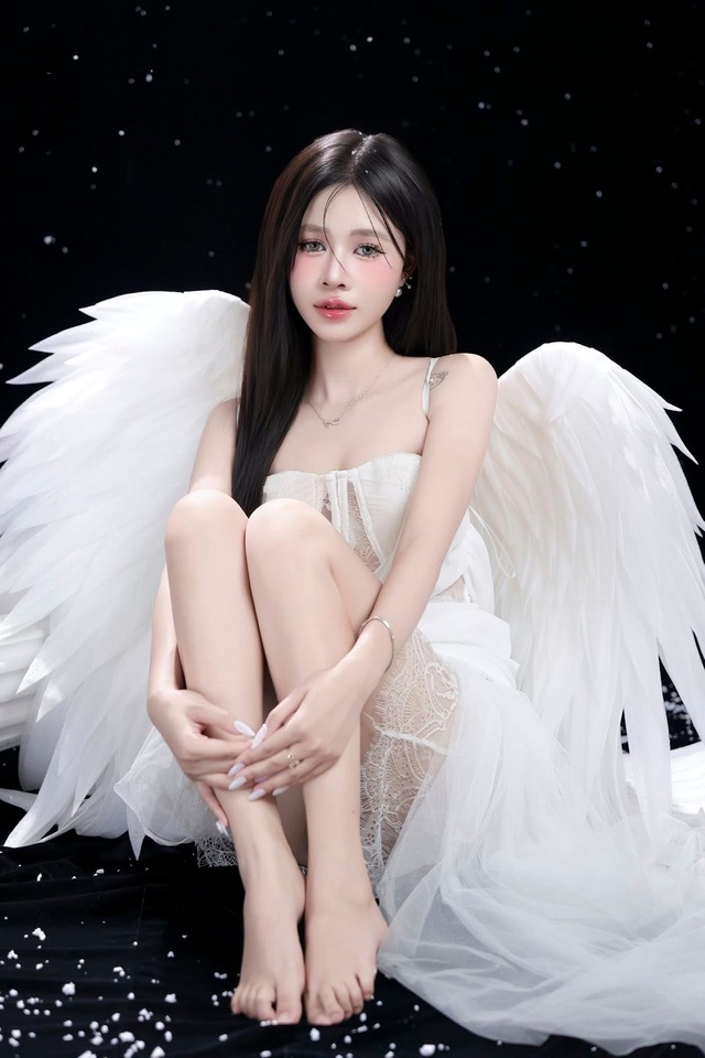 "Lịm tim" với bộ ảnh sinh nhật 18+ gợi cảm của nữ tuyển thủ Liên Quân Mobile- Ảnh 2.
