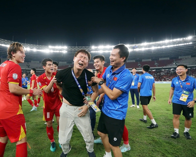 HLV Kim Sang-sik lại viral với khoảnh khắc được cầu thủ U23 Việt Nam tung lên không trung nhưng lại tuột tay... làm rớt thầy- Ảnh 6.