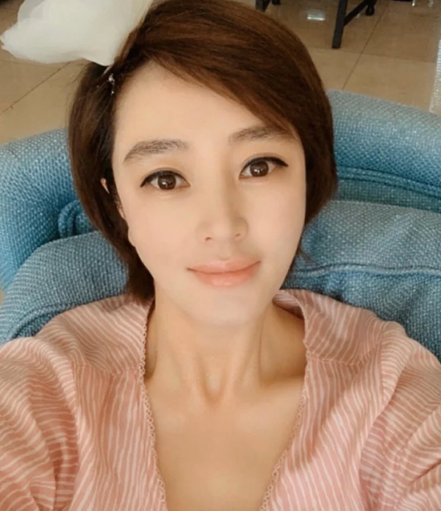 Kim Hye Soo U60 mà body vẫn đỉnh khi diện quần ngắn khoe chân thon dài: Bí quyết giữ dáng gây sốt mạng xã hội!- Ảnh 3. Kim Hye Soo U60 mà body vẫn đỉnh khi diện quần ngắn khoe chân thon dài: Bí quyết giữ dáng gây sốt mạng xã hội!- Ảnh 3.
