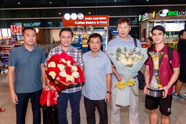 Nóng: U23 Việt Nam đã mang cúp vô địch về TP.HCM, hotboy Đình Bắc khiến fan xót xa với vết thương trên cổ- Ảnh 5.