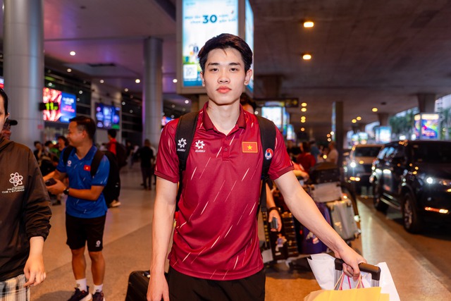 Nóng: U23 Việt Nam đã mang cúp vô địch về TP.HCM, hotboy Đình Bắc khiến fan xót xa với vết thương trên cổ- Ảnh 3.