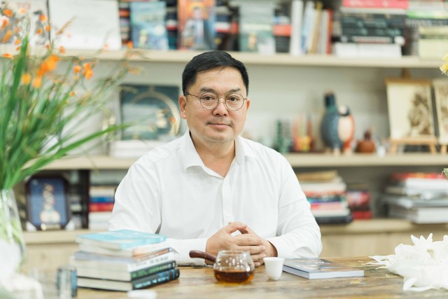 Ông Hoàng Nam Tiến từng khuyên Gen Z: Mạnh dạn mua nhà, làm việc ra tiền trước khi làm việc mình thích!- Ảnh 1. Ông Hoàng Nam Tiến từng khuyên Gen Z: Mạnh dạn mua nhà, làm việc ra tiền trước khi làm việc mình thích!- Ảnh 1.