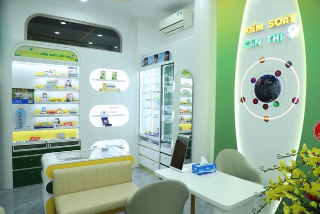 "Phát hiện sớm và can thiệp kịp thời là chìa khóa để hạn chế tối đa nguy cơ biến chứng do cận thị nặng"- Ảnh 3.
